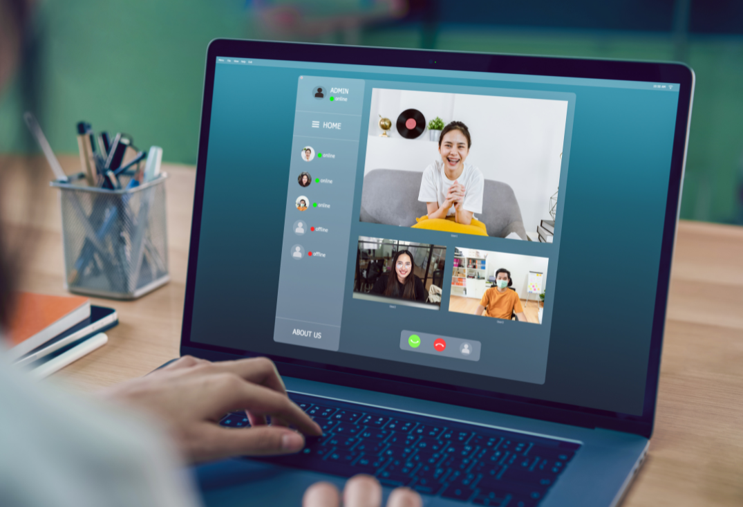 Geöffneter Laptop mit einem Videocall und drei Teilnehmern